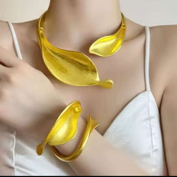 ZARA Contemporary Calla Lilly Matte Gold Statement Bangle 🌟GORGEOUS 🌟 - Picture 5 of 7